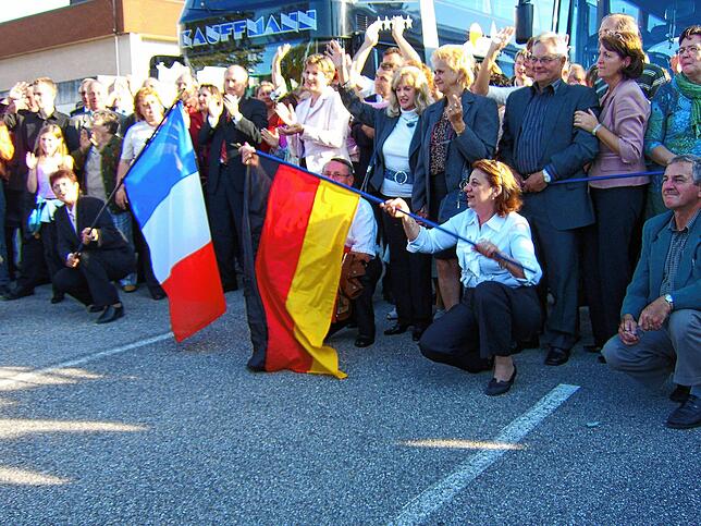 Mit Fahnen: Die deutsch-französische Verschwisterung von Lauchringen und St. Pierre de Chandieu wird 2017 mit einem Bürgerfest in ...