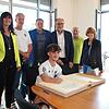 Der mehrfache Weltmeister Robin Weiler beim Eintrag ins Goldene Buch der Stadt Singen. Im Hintergrund freuen sich (von links): sein ...