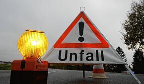 Warndreieck und Leuchte an einer Unfallstelle (Symbolbild). Auf der A98 bei Lauchringen kamen es zu einem schweren Unfall mit sieben ...