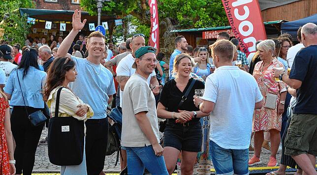 Bild 20: Reges Treiben beim Stadtfest am Samstagabend und Sonntagmorgen