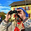 Keine richtige Fasnet in Sicht: Dieser Pflumeschlucker sucht vermutlich vergeblich nach hoffnungsfrohen Anzeichen für eine fröhliche ...
