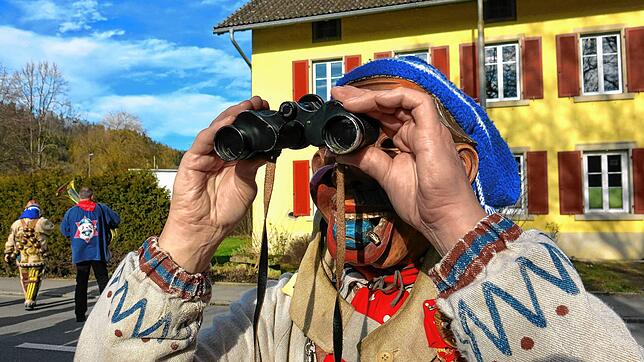Keine richtige Fasnet in Sicht: Dieser Pflumeschlucker sucht vermutlich vergeblich nach hoffnungsfrohen Anzeichen für eine fröhliche ...