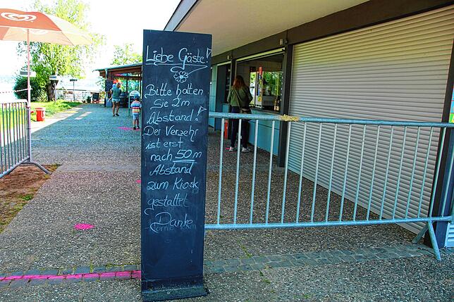 Hier müssen sich die Gäste des Hörnle-Kiosk anstellen. Die Punkte auf dem Boden weisen den Weg.