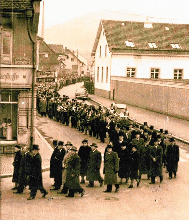 Beerdigung: Der Trauerzug um Alfred Hauber von der Fabrik zum Friedhof war schier endlos: Die Fassade des Modehauses Bär war 1954 noch ...