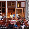 Besucher sitzen in einem Biergarten in der Altstadt von Magdeburg. Die Öffnung der Außenflächen bieten Gastronomen die Möglichkeit ...