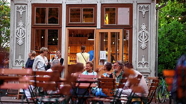 Besucher sitzen in einem Biergarten in der Altstadt von Magdeburg. Die Öffnung der Außenflächen bieten Gastronomen die Möglichkeit ...