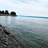 Ist der Wasserstand am Bodensee derzeit besonders hoch? Das Bild zeigt das Bodenseeufer in Meersburg.