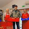Gabi Löhr-Winkender, Norbert Sieveking und Bernadette Müller (von links) räumen im Tafelladen Überlingen die Regale ein. Sie wissen: Die ...