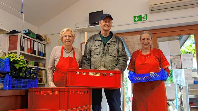 Gabi Löhr-Winkender, Norbert Sieveking und Bernadette Müller (von links) räumen im Tafelladen Überlingen die Regale ein. Sie wissen: Die ...