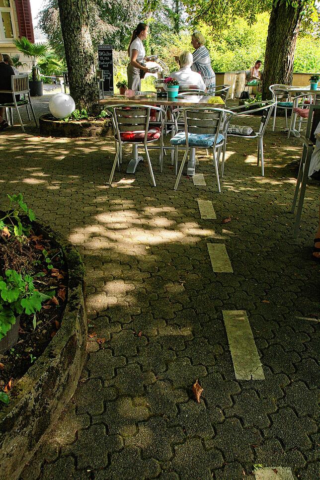 Auf der Terrasse des Gasthofs Waldheim ist die Grenze markiert.