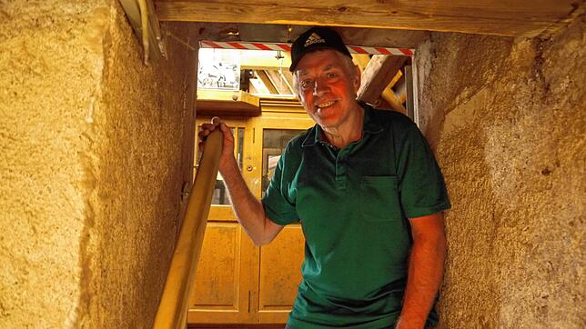 Hier geht es hinein zur großen Uhr: Willmann beim Eingang in den Kirchturm.