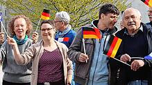 Mit Fähnchen werden die Gäste aus Chabeuil im vergangenen Jahr in Mönchweiler begrüßt. Die deutsch-französische Freundschaft beider ...