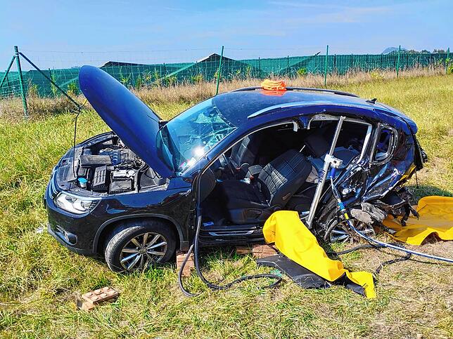 Die Einsatzkräfte der Engener Feuerwehr mussten beide Türen und eine Mittelsäule des Fahrzeugs entfernen, um die eingeklemmte Person zu ...