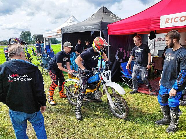 Bild 23: Benzingeruch, Action und dröhende Motoren: Der Mofa-Mania Fünfkampf der Motorsportfreunde Pfohren