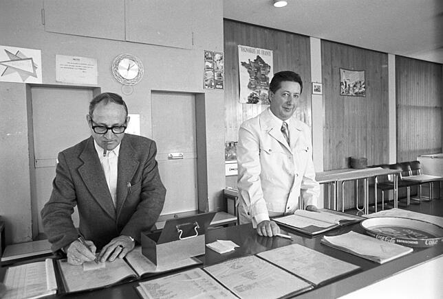 Abschied vom Gebäude „Le Foyer“ im Jahr 1977: Zwei unbekannte Männer im Eingangsbereich.