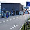 Statt defekten Platten gibt es hier am Seeum bald wieder Asphalt. Auch die Sieben und das Spielstraße-Schild sollen bald Vergangenheit ...