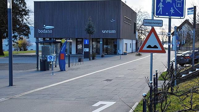 Statt defekten Platten gibt es hier am Seeum bald wieder Asphalt. Auch die Sieben und das Spielstraße-Schild sollen bald Vergangenheit ...