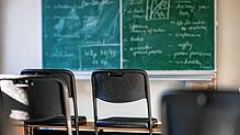 Blick in eine leere Schulklasse. Der Schul-Lockdown hat bei vielen Kindern und Jugendlichen psychische Schäden hinterlassen.