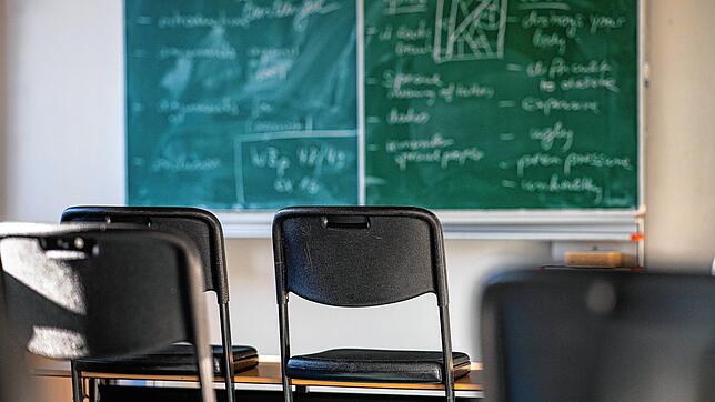 Blick in eine leere Schulklasse. Der Schul-Lockdown hat bei vielen Kindern und Jugendlichen psychische Schäden hinterlassen.