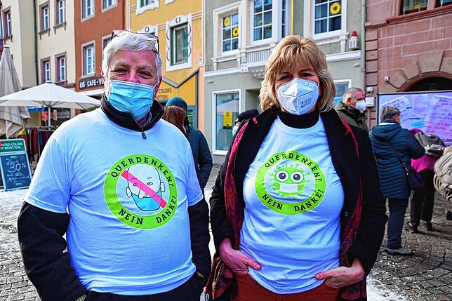 Deutlicher geht es nicht: Anton Knapp, ehemaliger Bürgermeister von Hüfingen und Kreis- und Stadträtin Kerstin Skodell tragen T-Shirts ...