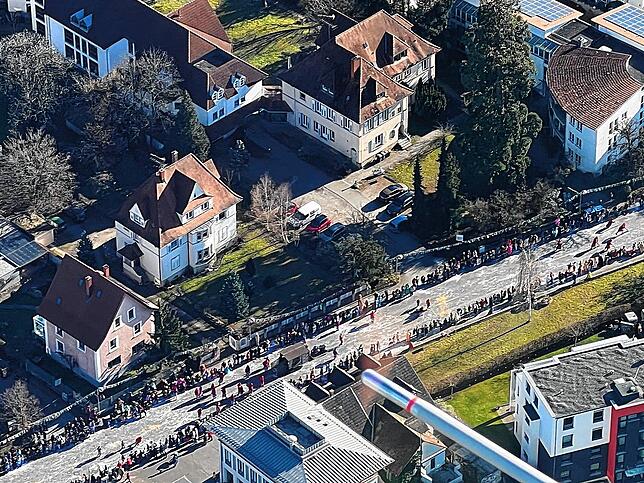 Bild 1: Fasnachtsumzug aus ungewohnter Perspektive: So blicken Segelflieger auf Narren und ihren Umzug