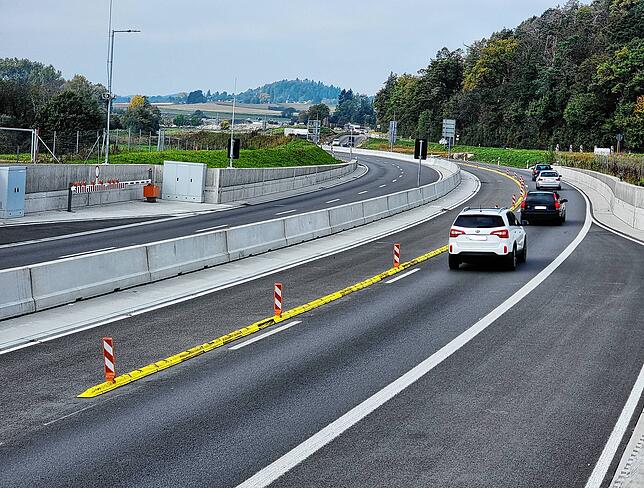 Hier am Ende des Tunnels Waldsiedlung geht es bald nicht mehr auf die alte B33-Trasse, sondern auf eine Umleitungsstrecke, die ohne ...