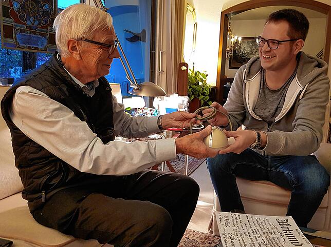 (Archivbild) Zuhause beim Erfinder der Rollkugelsteuerung, Rainer Mallebrein (links). Er übergibt die Ur-Computermaus an Christian Berg ...