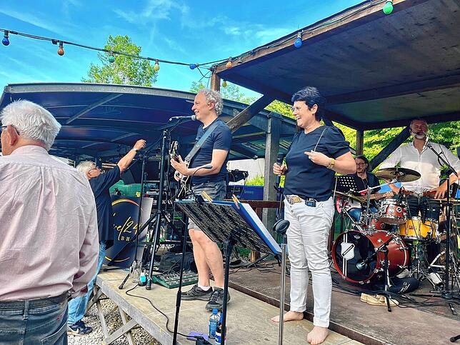 Bild 9: Zurück beim Publikum: Die Bregi House Band liefert ein fulminantes Comeback im Park