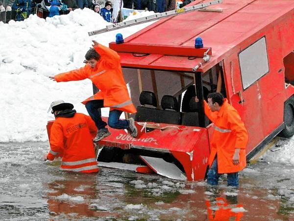 Die Jugendfeuerwehr geht baden beim Pfütze-Fäscht im Jahr 2010.