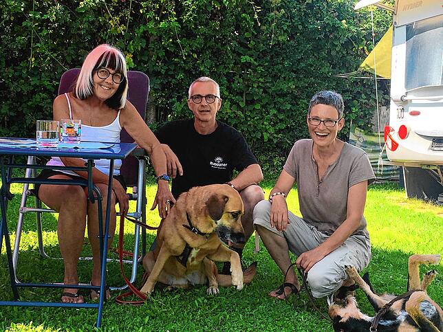 Camperin Christa Graustein-Weik (links) und Hündin Adra fühlen sich sehr wohl im Campinggarten Wahlwies. Volker und Andrea Knaust (mit ...