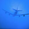 Eine Boeing 747-8F verschwindet nach dem Start vom Flughafen Leipzig in den Wolken.