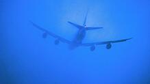 Eine Boeing 747-8F verschwindet nach dem Start vom Flughafen Leipzig in den Wolken.