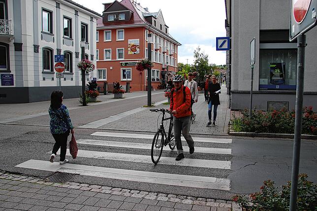 Wer als Radfahrer auf Zebrastreifen Vorrang vor Autos haben möchte, der muss sein Rad wie Steffen Lehr schieben.