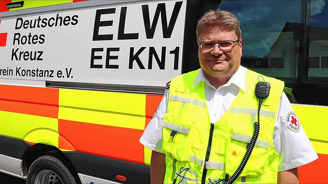 Alex Schroff steht vor dem Einsatzleitwagen des DRK für das Seenachtfest.