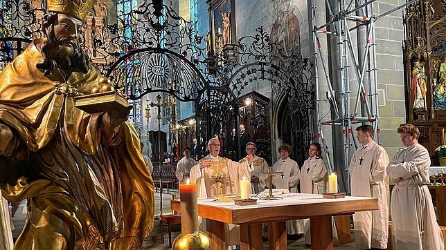 Im Angesicht von St. Nikolaus ein Versprechen eingehalten: Weihbischof Paul Wehrle zelebrierte den gestrigen Festgottesdienst zum ...