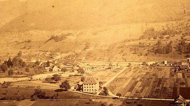 Die wohl älteste Aufnahme des alten Wehrer Krankenhauses stammt aus dem Jahr 1889. Die heutige Georg-Kerner-Straße war zu diesem ...