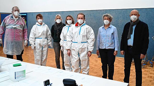 Das Testteam am Montagmorgen mit Bürgermeister Thomas Schäuble (rechts, weiter von links): Hans-Ulrich Brehmer, Elke Belas, Beate ...