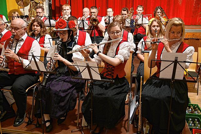 Schon im Juli feiert Tennenbronn das Jubiläum: Hier spielen die Musikerinnen und Musiker des Musikvereins Harmonie.