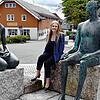 Ein Wahrzeichen von Höchenschwand sind die &bdquo;Ruhenden&ldquo; auf dem Kurhausplatz. Janine Behringer (25) lebt gerne im &bdquo;Dorf ...
