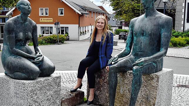 Ein Wahrzeichen von Höchenschwand sind die &bdquo;Ruhenden&ldquo; auf dem Kurhausplatz. Janine Behringer (25) lebt gerne im &bdquo;Dorf ...