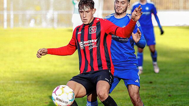 Tim Berger (vorne) erzielte den Ausgleichstreffer für den FC Königsfeld in der Partie gegen den FC Neustadt (Pjetar Orosaj). Der FC ...