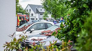 Herabgestürzte Dachziegel haben im Stadtteil Donaustetten nach dem Unwetter parkende Fahrzeuge beschädigt.