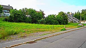 Auf dem Areal des einstigen Kinderspielplatzes wurden drei Baugrundstücke ausgewiesen, die noch nicht verkauft sind. Auf zwei ...
