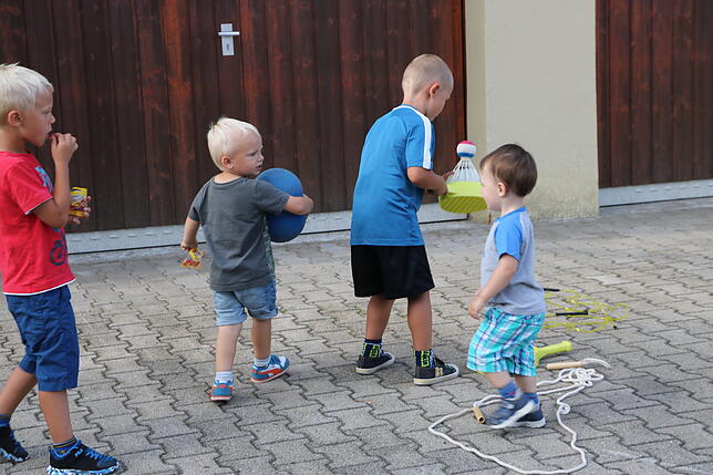 Es geht um nichts anderes als die Zukunft, die diese spielenden polnischen Kinder vortrefflich symbolisieren.
