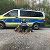 Polizeihundeführer Benjamin Götz mit seinen Schäferhunden Hunter (links) und Bronco.