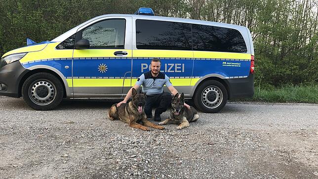 Polizeihundeführer Benjamin Götz mit seinen Schäferhunden Hunter (links) und Bronco.