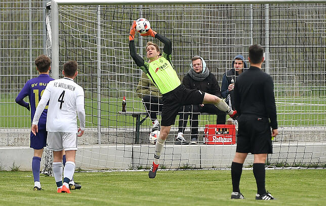 Routinier: Simon Eckert schnappt sich den Ball beim 3:1-Sieg des SV Buch im April beim FC Wittlingen.