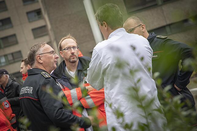 Bild 3: Der gespielte Ernst am Klinikum Konstanz: So bereiten sich Feuerwehr und Notärzte auf Einsätze mit gefährlichen Stoffen vor