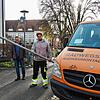 Denny Lange von der Firma Radwegschilder aus Gießen lädt einen Pfosten aus, der beim alten Gottmadinger Rathaus aufgestellt werden soll. ...