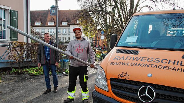 Denny Lange von der Firma Radwegschilder aus Gießen lädt einen Pfosten aus, der beim alten Gottmadinger Rathaus aufgestellt werden soll. ...